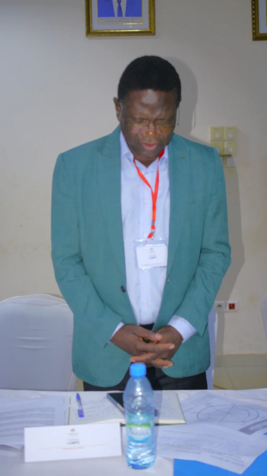 Moment de réflexion et de prière pendant un séminaire Haggai Burkina Faso.