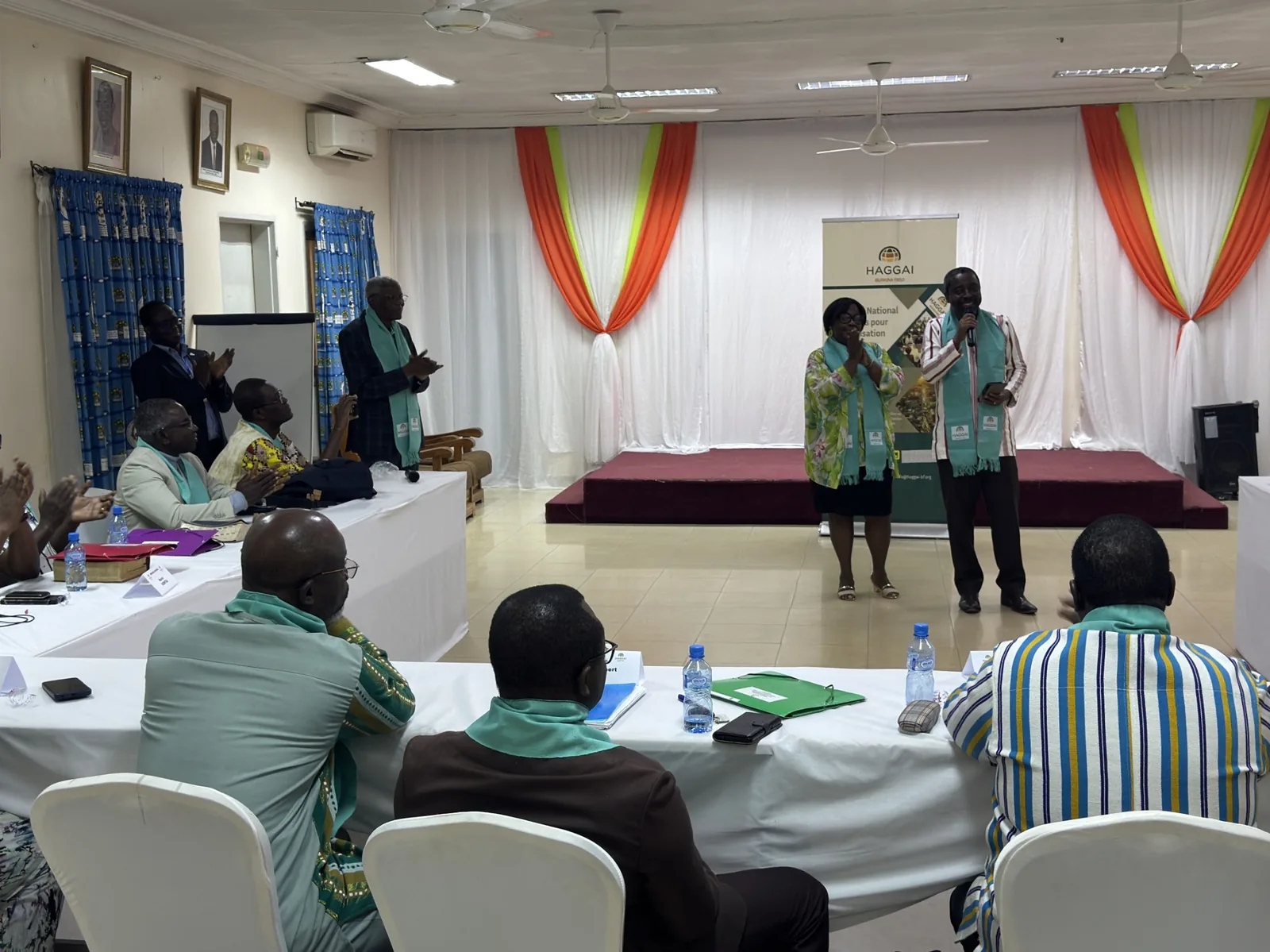 Participant prenant la parole lors d’un séminaire Haggai Burkina Faso devant un groupe de leaders en formation.