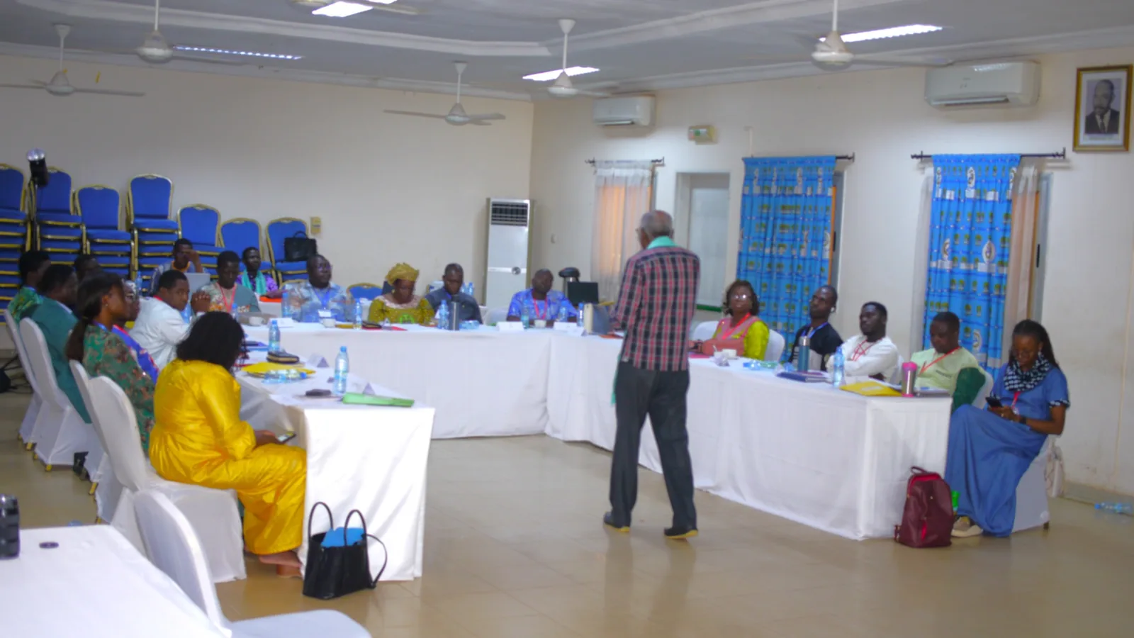 Leader animant une session de formation devant des participants à un séminaire Haggai Burkina Faso.