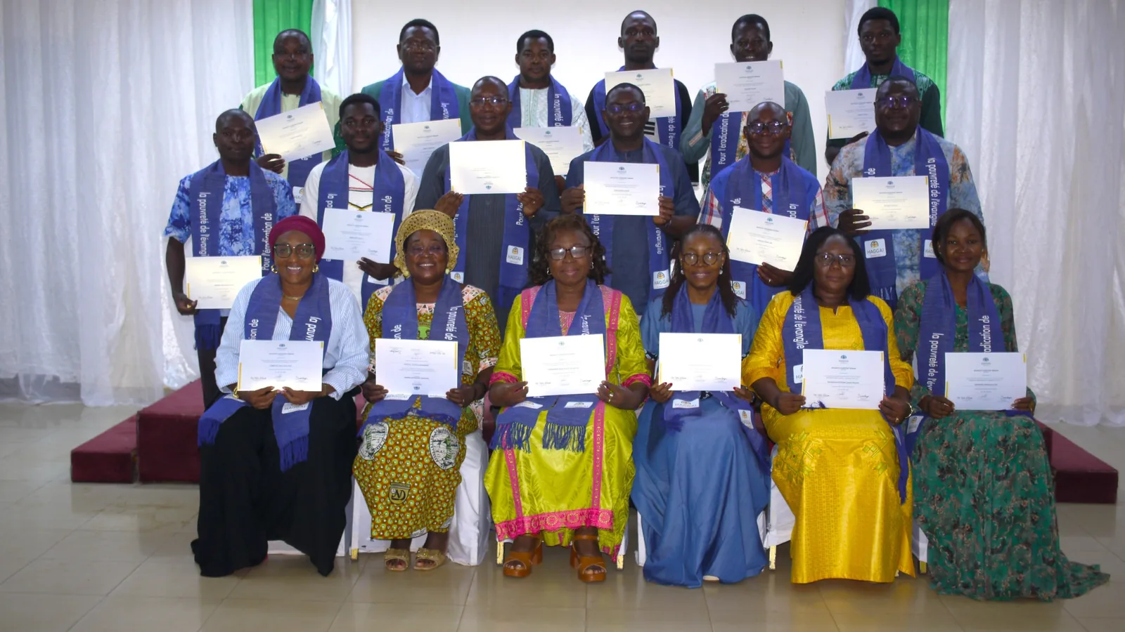 Participants du séminaire Haggai Burkina Faso de juillet 2026 présentant leurs certificats de formation.