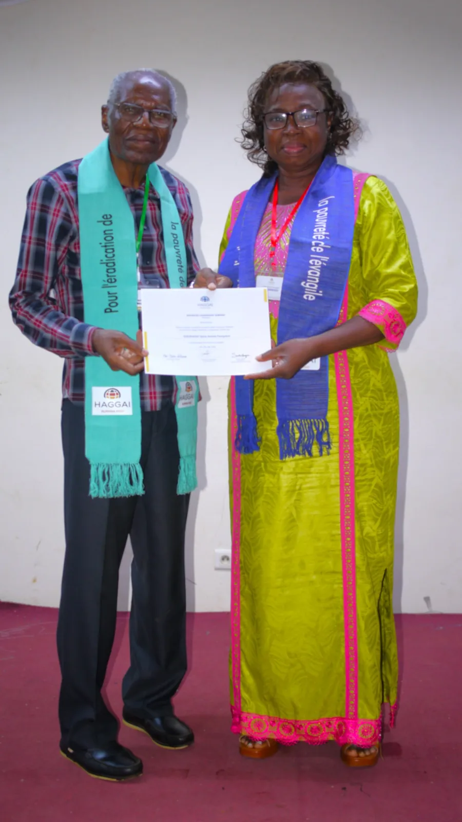 Remise de certificat à l’issue d’un séminaire Haggai Burkina Faso.